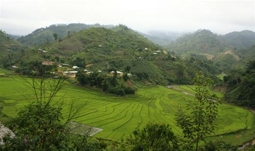 Đẹp tuyệt ngôi làng ở lưng chừng trời